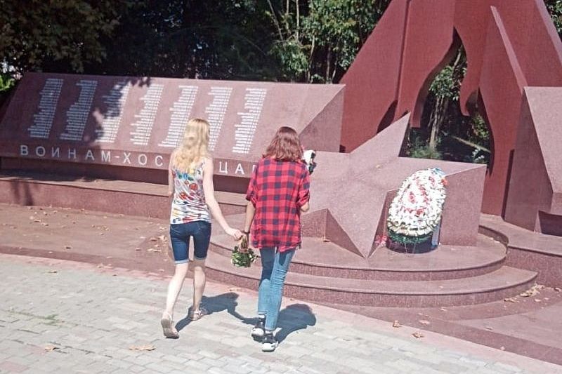 Извинились и возложили цветы: в Сочи установили личности подростков, прыгавших на мемориале
