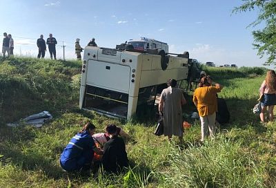 Всем пострадавшим в ДТП с опрокинувшимся автобусом в Славянском районе оперативно оказана помощь