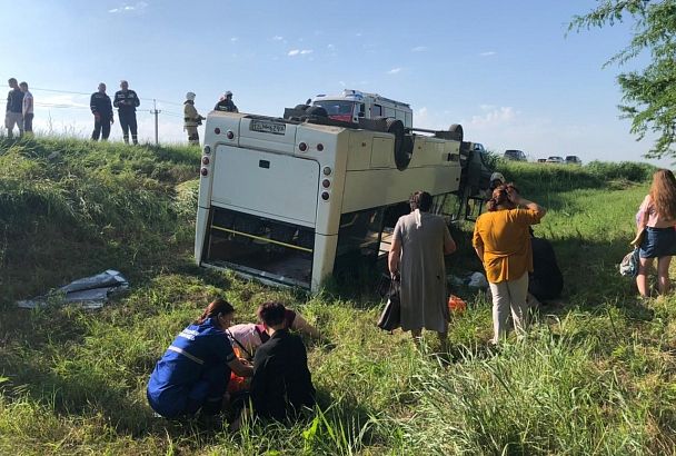 Всем пострадавшим в ДТП с опрокинувшимся автобусом в Славянском районе оперативно оказана помощь