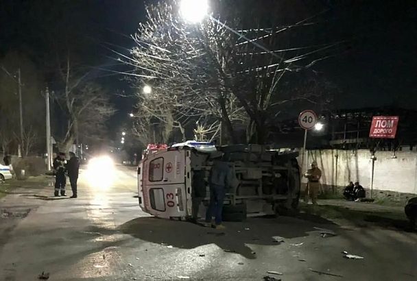 В Кропоткине после ДТП опрокинулась машина скорая помощи