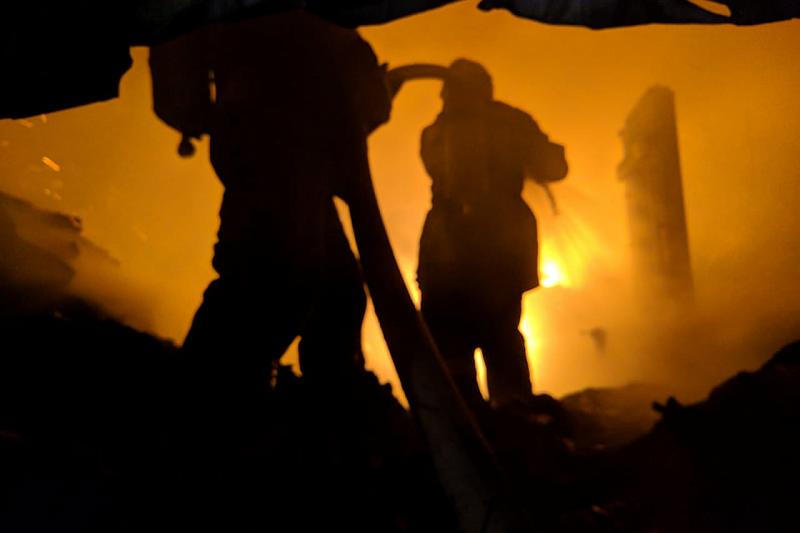 В Краснодарском крае тушат крупный пожар в кондитерском цехе