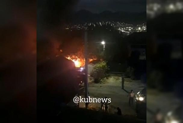 В Новороссийске загорелся частный дом на площади 150 кв. м (видео)