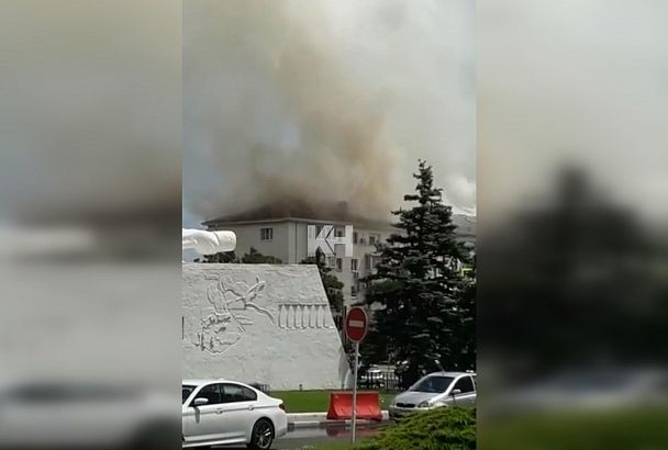 В Новороссийске загорелась крыша пятиэтажного дома