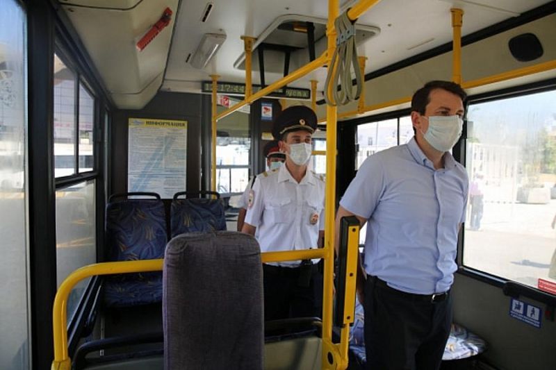 В общественном транспорте Сочи полицейские проверяют соблюдение масочного режима