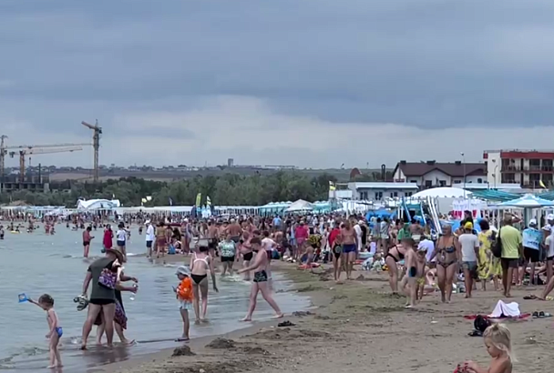 Туристов дождем не напугать: аншлаг на пляже в Анапе сняли на видео	