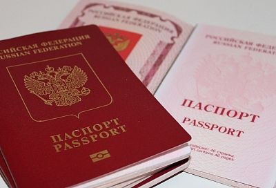 У российских должников хотят отбирать загранпаспорта