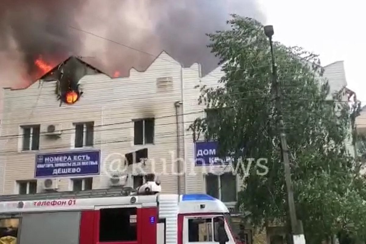 15 человек эвакуировано из-за крупного пожара в частной гостинице в Анапе