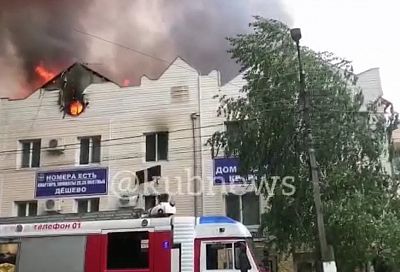 15 человек эвакуировано из-за крупного пожара в частной гостинице в Анапе