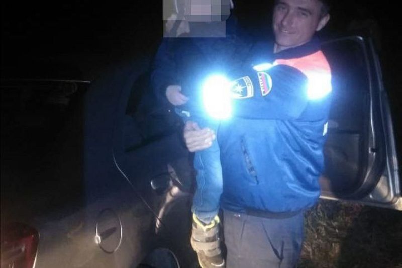 В Новороссийске спасатели при помощи скотча освободили ребенка из заблокированного авто