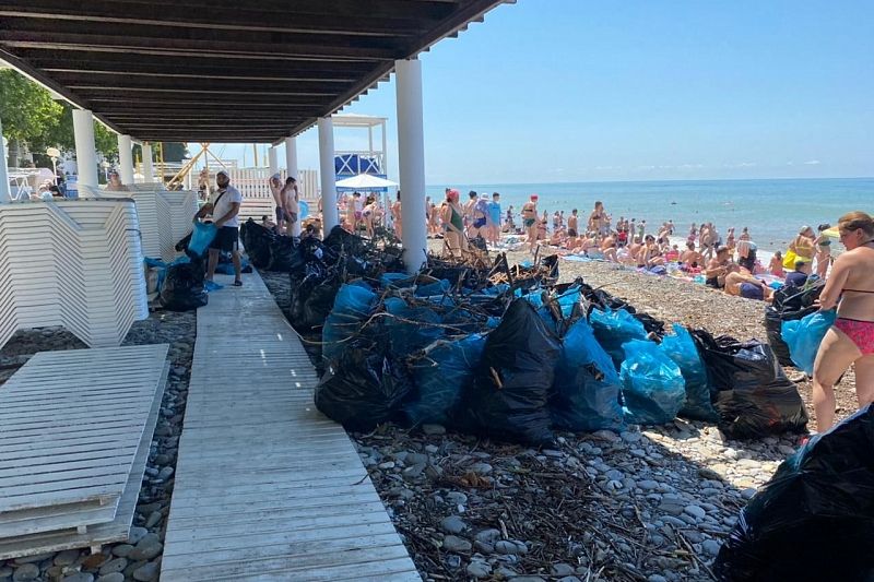 Приводить пляжи в порядок помогали волонтеры, туристы и местные жители.