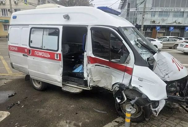 СК выясняет обстоятельства ДТП с машиной скорой помощи в Краснодаре, где пострадали 4 человека 