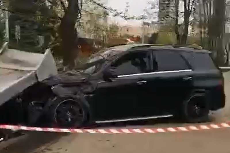 В Краснодаре «Мерседес» снес дорожные знаки и вылетел на тротуар после столкновения с такси