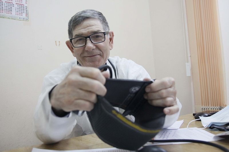 Участковый врач-терапевт Алексей Самородов начинает профосмотр с измерения артериального  давления.