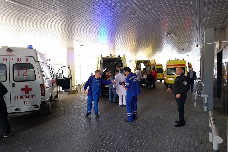 Пострадавших при взрыве в Керчи доставили в Краевую клиническую больницу №1.