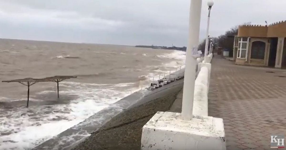 Приморско ахтарск температура азовского моря. Приморско Ахтарск шторм. Приморско-Ахтарск пляж. Потоп Приморско Ахтарск. Шторм Приморско-Ахтарск 2021.