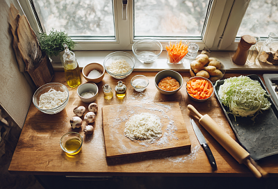 Замешивай тесто за две минуты и пеки тонкие молдавские пирожки!