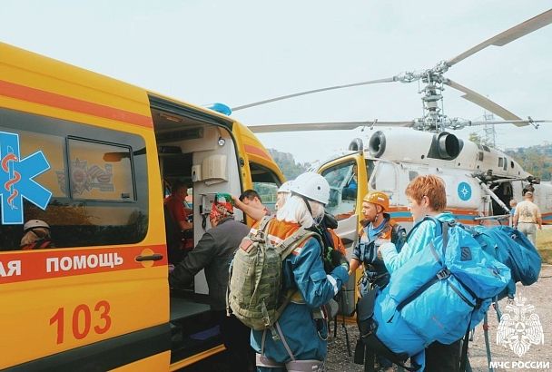 Спасатели на вертолете эвакуировали 56-летнюю туристку из высокогорья под Сочи