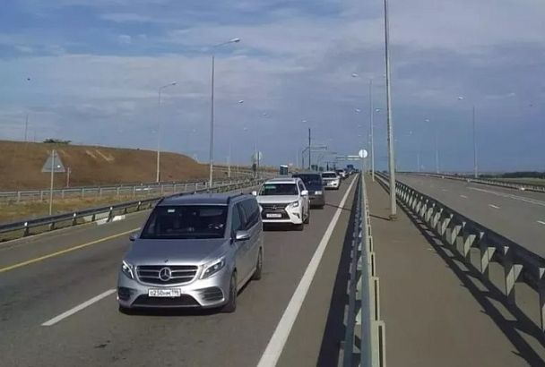 До 1 км сократилась пробка у Крымского моста в Краснодарском крае