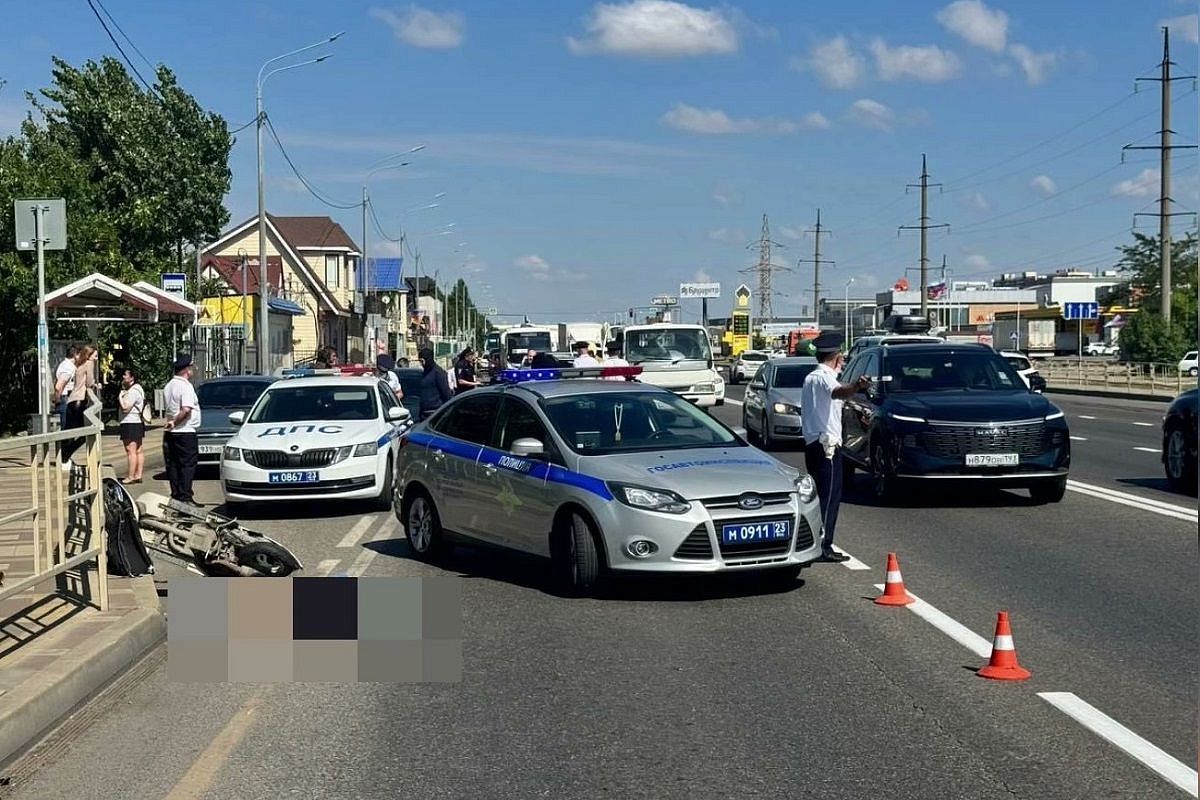 Момент гибели скутериста в Краснодаре попал на видео