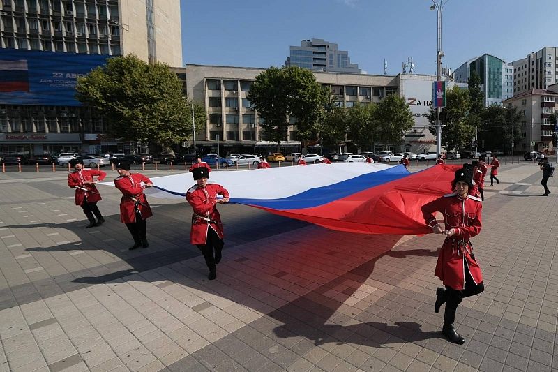 Государственный флаг России торжественно подняли на главной городской площади Краснодара 