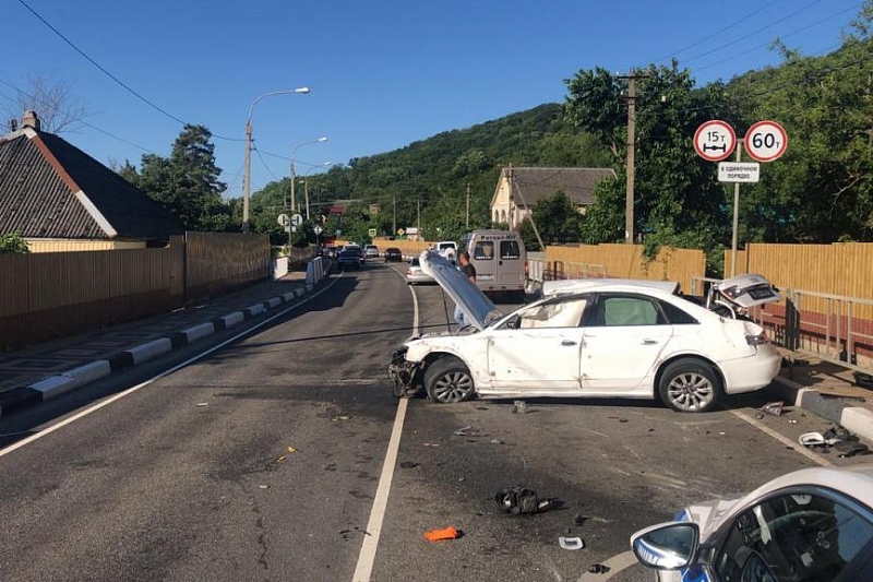 В Краснодарском крае водитель на иномарке врезался в дорожное ограждение. Он погиб