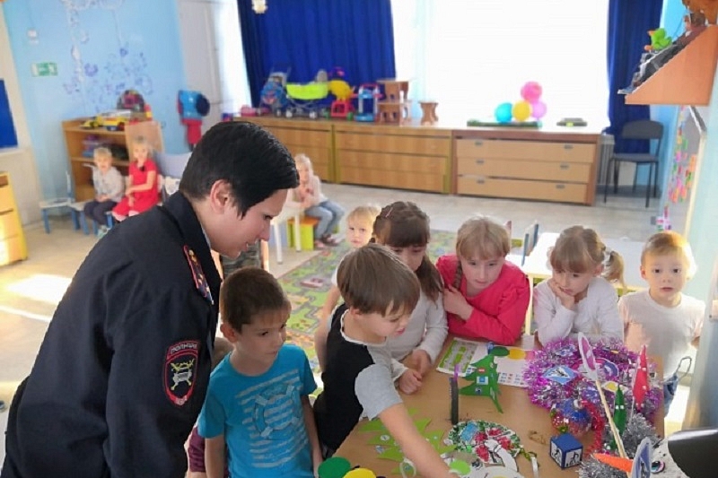 В Краснодарском крае дошкольники подготовили игрушки для традиционных «Елок безопасности»