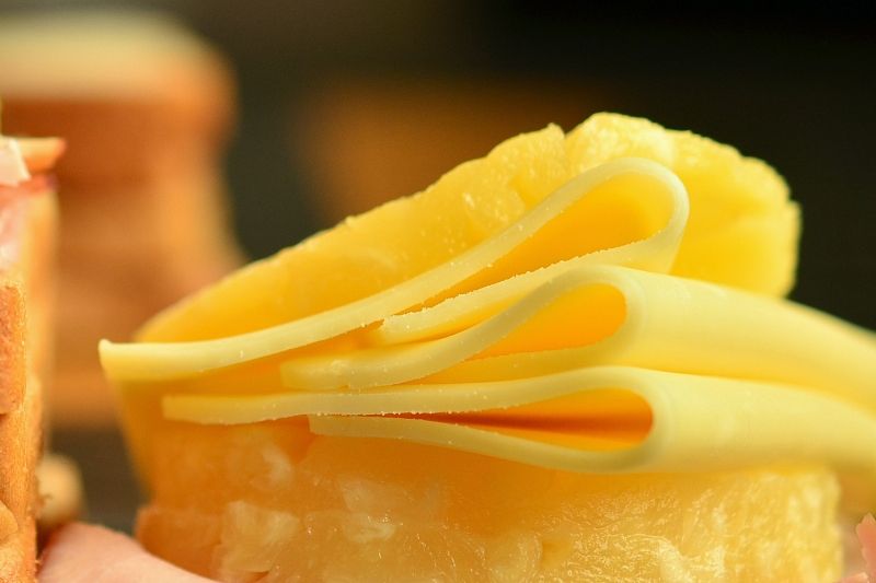 Он приближает вашу деменцию: срочно замените ваш любимый сыр этим продуктом!