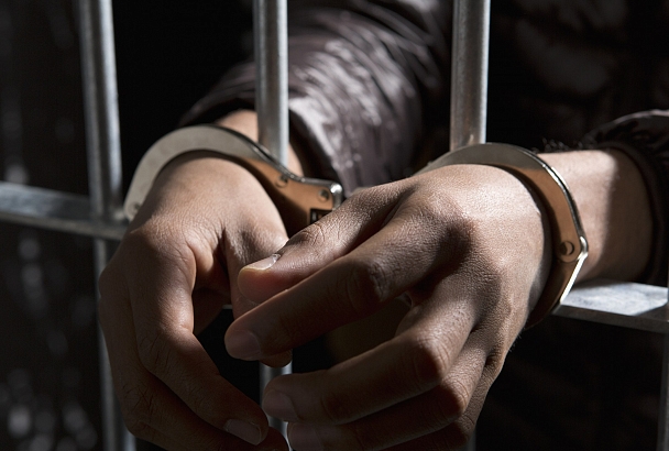 В Анапе мужчину арестовали на 8 суток за хранение марихуаны и травматического пистолета