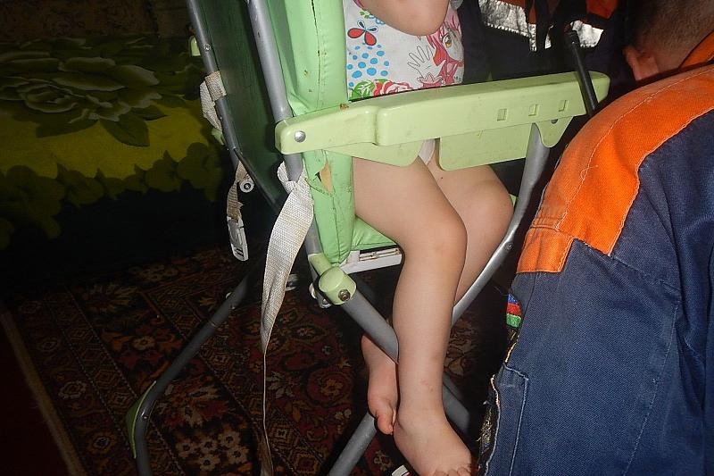 В Краснодарском крае спасатели освободили 2-летнюю девочку, застрявшую в детском стульчике