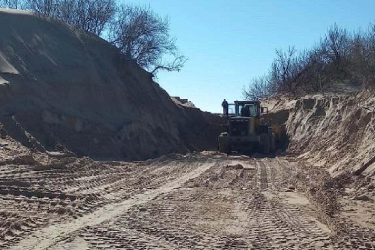 Неизвестные разрыли песчаные дюны на берегу моря под Анапой