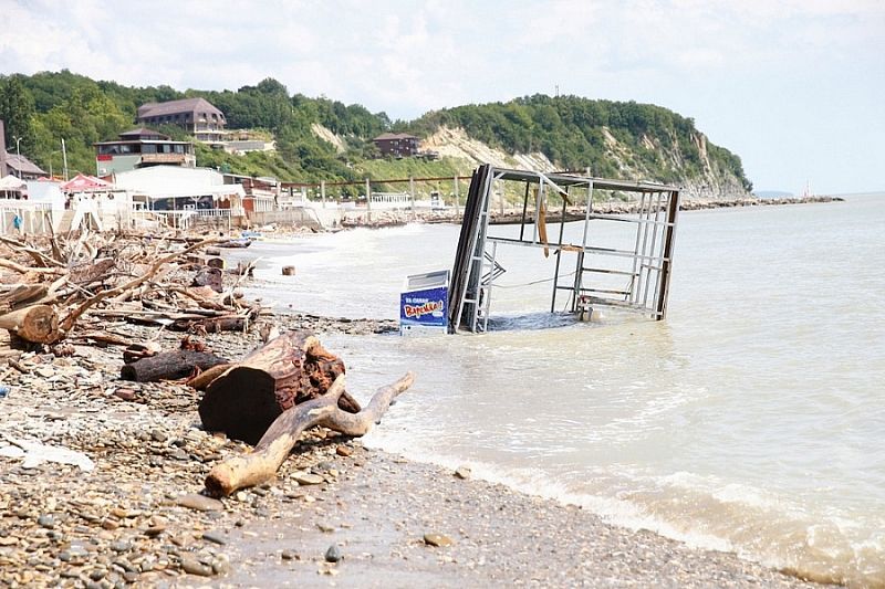 Губернатор Кубани Вениамин Кондратьев поручил ускорить уборку пляжей в Туапсинском районе