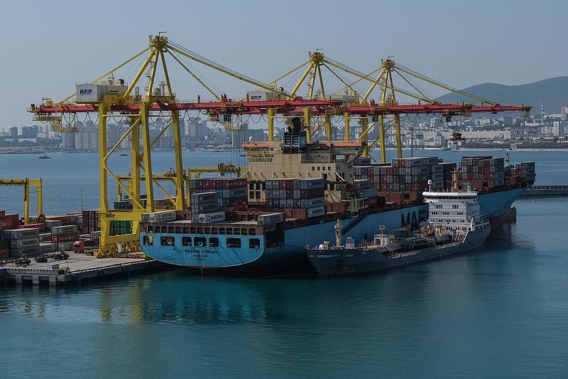 еженедельно к новому причалу № 38 становится судно класса PostPanamax, международной контейнерной линии Маерск, связывающей Индийский океан и Черное море.
