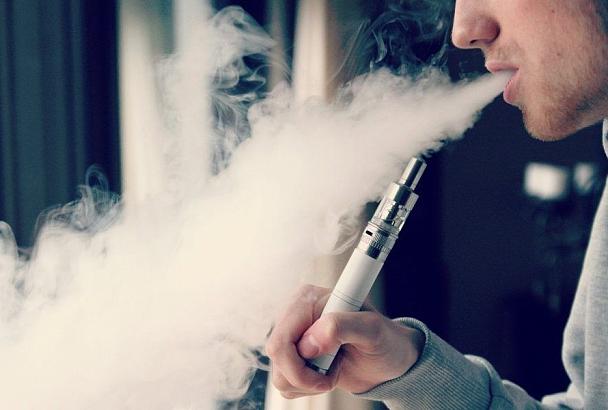 В США зафиксировали первый случай смерти из-за курения электронной сигареты