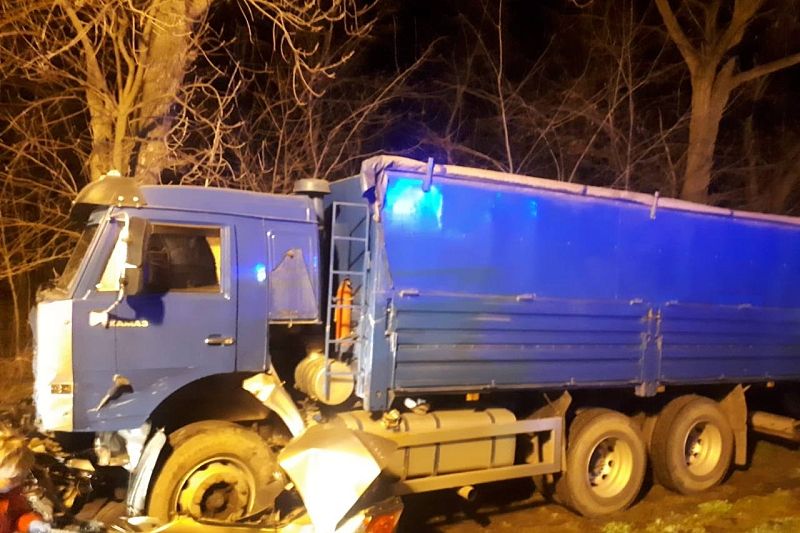 Два человека погибли в ДТП с участием грузовиков и легковушки в Кавказском районе