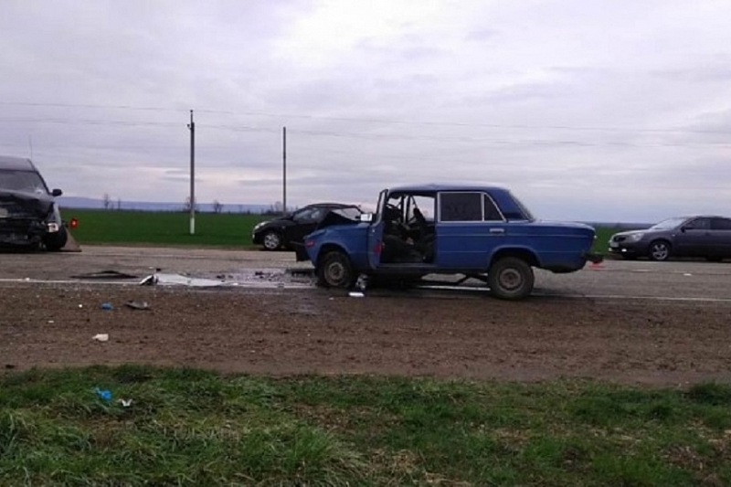 В Краснодарском крае водитель ВАЗ-2106 без прав устроил ДТП на встречке. Он погиб, 2 госпитализированы