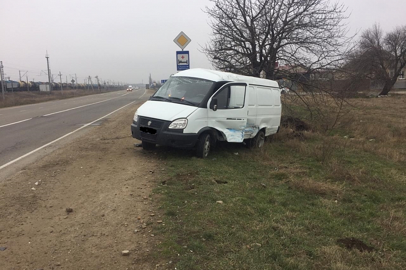 В Краснодарском крае при столкновении с легковушкой пострадал водитель «Газели»