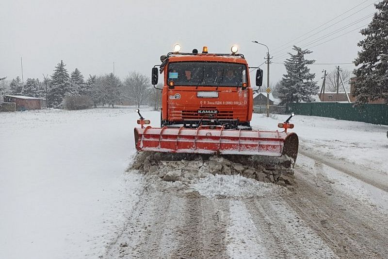Последствия снегопада на региональных дорогах ликвидируют 235 единиц техники