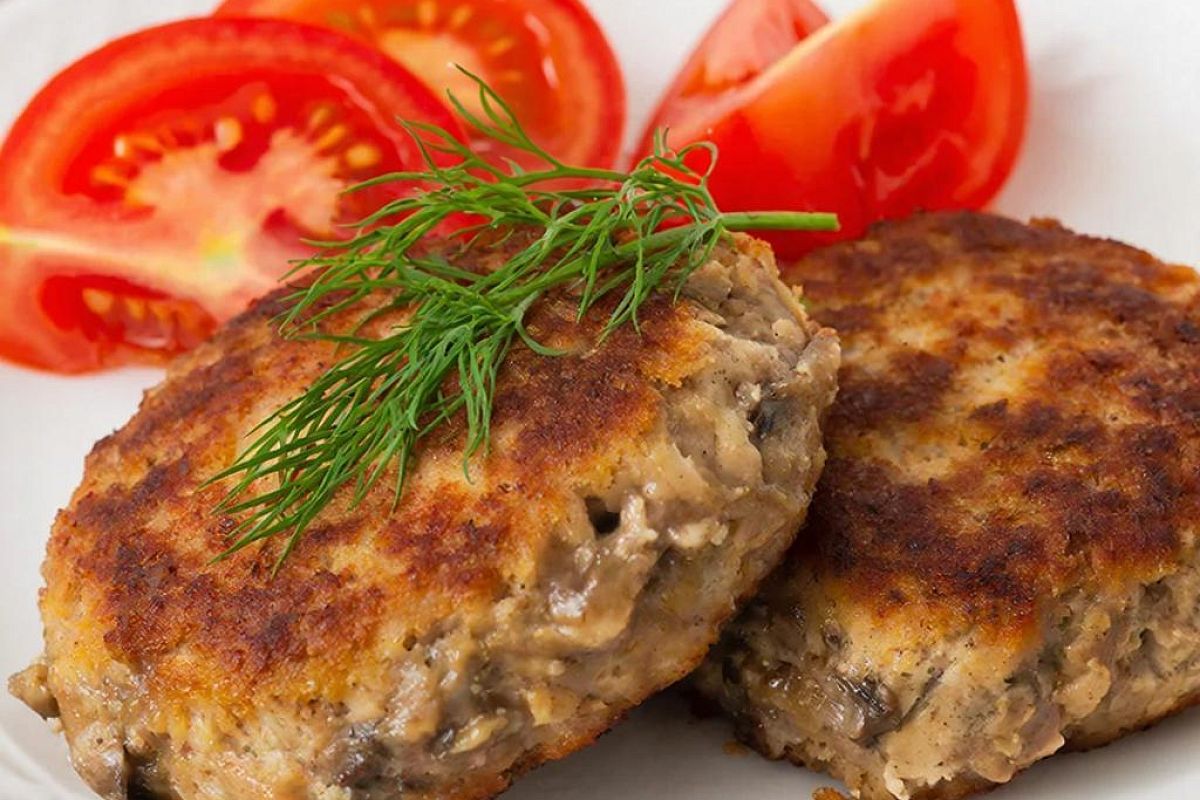 Нужен фарш, грибы и панировочные сухари – вот так готовлю легендарные котлеты из ресторана «Метрополь», которые все хотели попробовать 