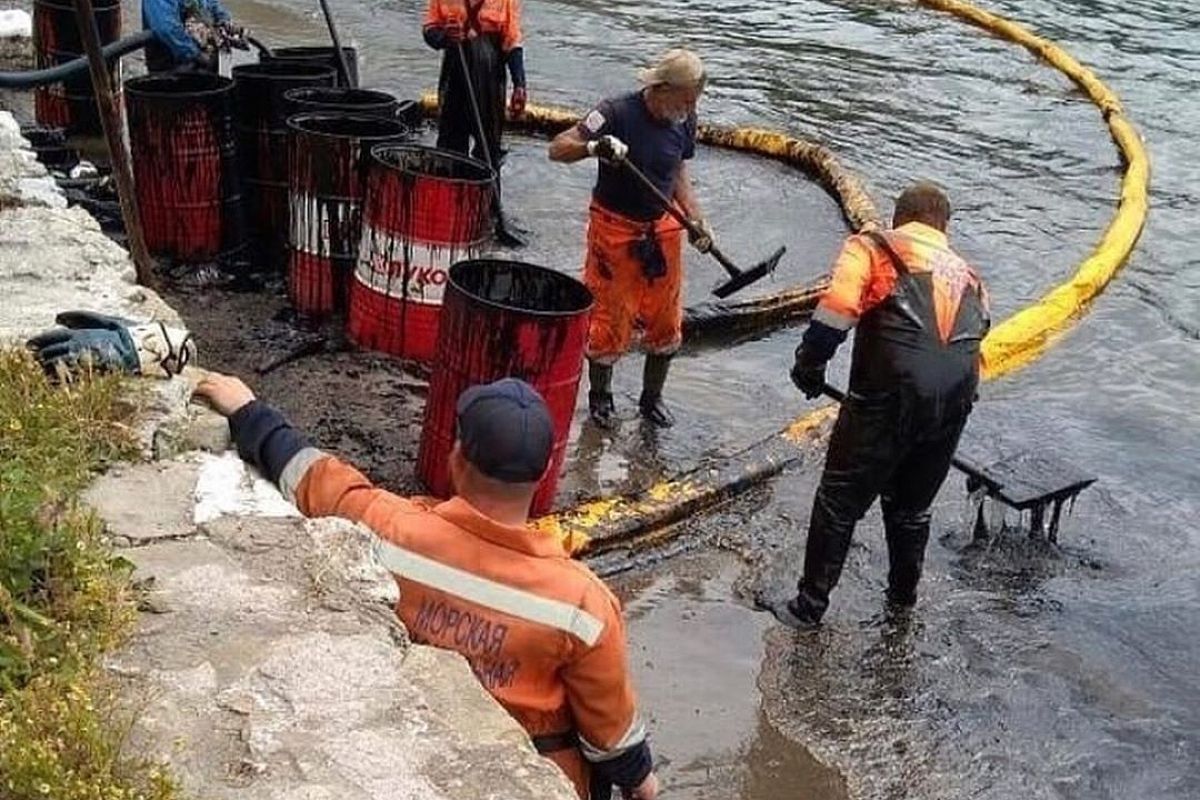 В Новороссийске мазут из попавшей в ДТП автоцистеры вытек в море