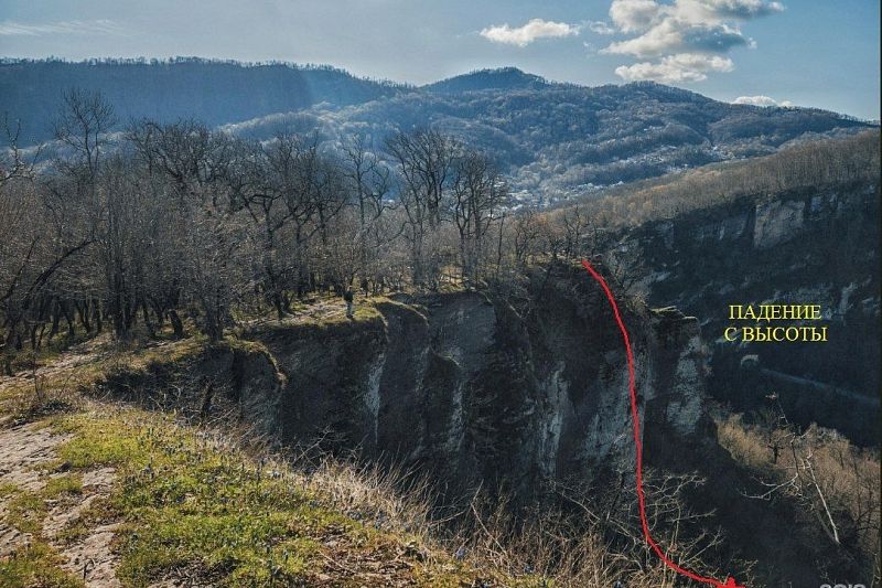 Двое молодых людей сорвались в ущелье со 120-метровой высоты в Сочи