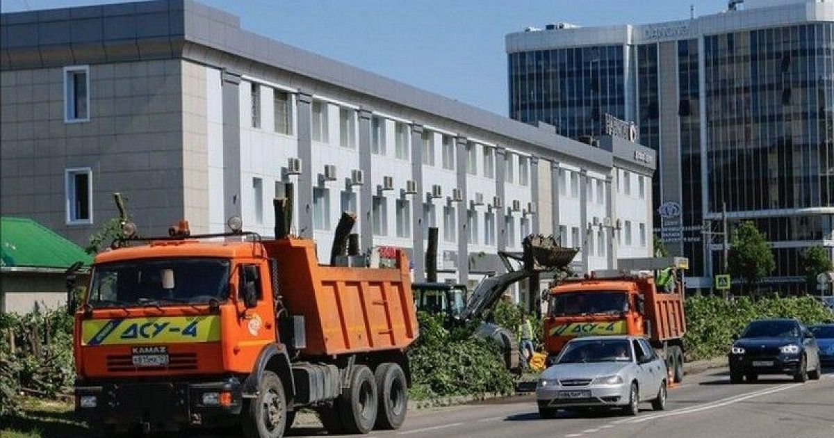 Информационный щит на дороге. Авария на железной дороге. Столкновение поезда с машиной. Жизнь в ставрополе. Ведутся ремонтные работы.