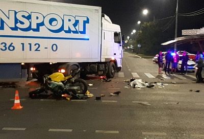 В Краснодаре в ночном ДТП с грузовиком погиб мотоциклист