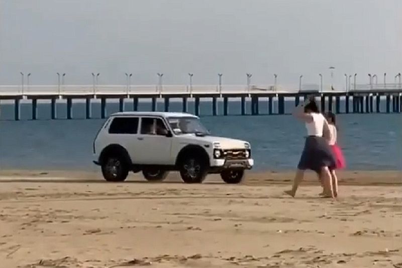 Проехавшим по пляжу в Анапе водителем «Нивы» заинтересовалась полиция