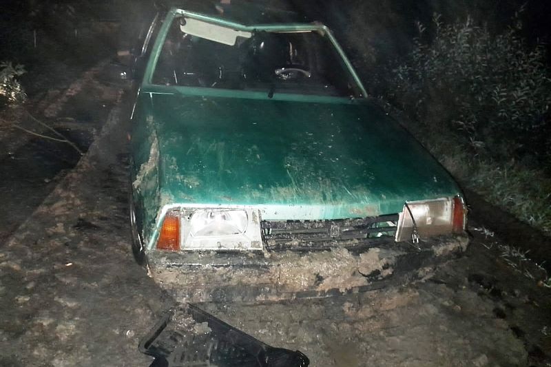 Поехали копать картошку. В Омской области женщина и трое детей захлебнулись в машине