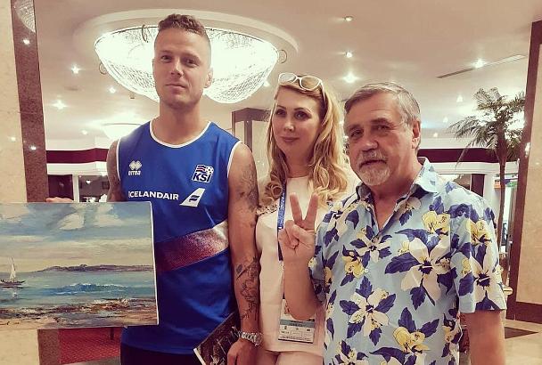 Игроку сборной Исландии Сигурдссону в Геленджике подарили на день рождения картину 