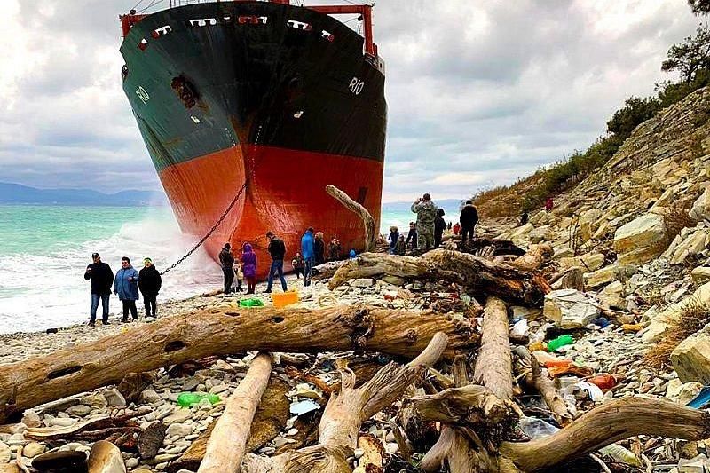 В Краснодарском крае берег возле севшего на мель сухогруза Rio туристы превратили в помойку