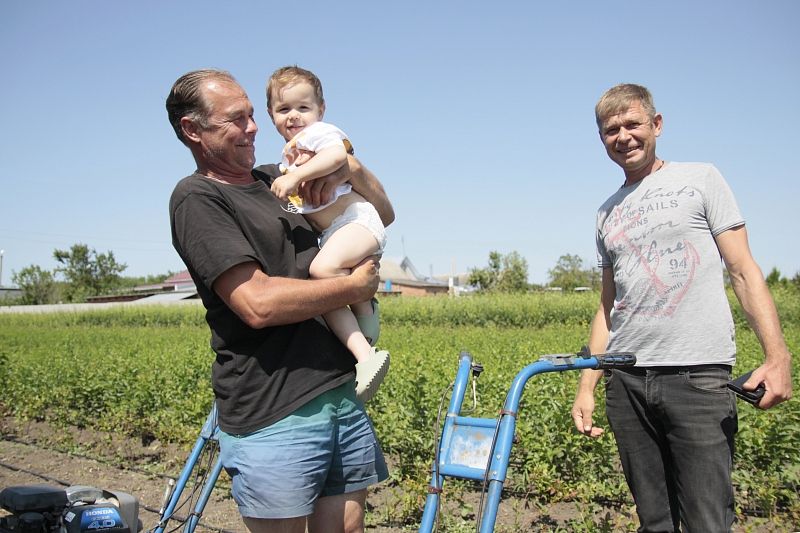 Сергей и Александр Щегловы со своим главным помощником – внуком Мироном на приусадебном участке.