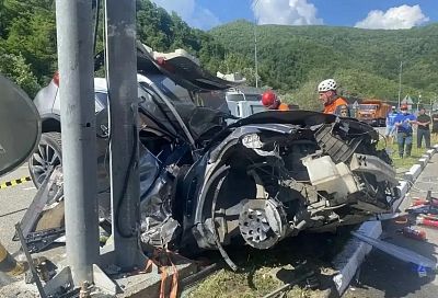 Превысил скорость, врезался в опору. Водитель и пассажир Infiniti погибли в ДТП по дороге на Красную Поляну в Сочи