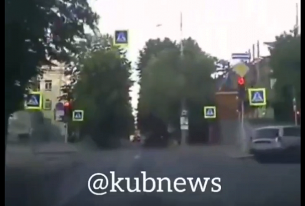 «Я не видела!». В центре Краснодара женщина за рулем устроила ДТП с «перевертышем»