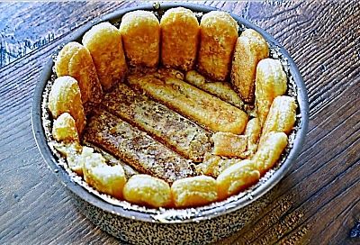 Шарлотка по-русски: тающий мусс и воздушное печенье — десерт, от которого невозможно оторваться